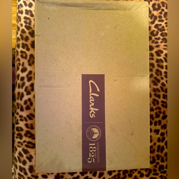 Size 8.5 Clark’s - Picture 2 of 3
